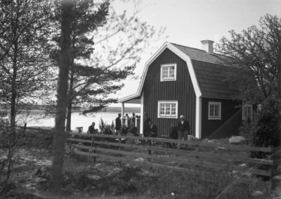 Barnhemmet, Krön  (Pålsson)
"Meddelande
På förekommen anledning får jag härmed bedja de lantbrukare, som på hösten 1927 skänkte en del timmerstockar för uppförande av barnhemsbyggnaden i Vennebjörke, vända sig till mig före den 15 april för utfående av den ersättning, vartill de kunna anse sig vara berättigade. Då jag ej vet om barnhemmets verksamhet kommer att fortsätta efter detta års utgång, vill jag hava klarhet i denna sak. Vimmerby den 21 mars 1940. Mimmi Ingeström"
Vimmerby Tidning 20/3 1940



Dok.080221/RS