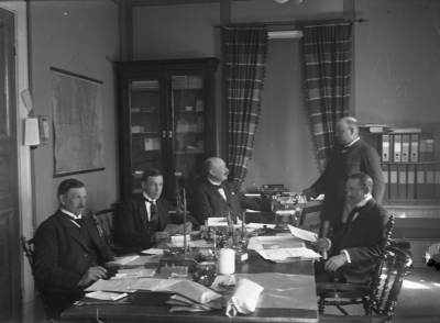 Från vänster. 1. Axel Almér, rådman, plåtslagare ("Stan"). 2. Gustav Johansson, före detta polis, disponent i Fanerfabriken, 3. Rådman Torsell? 4. Vetterström, handlande 5. Rundqvist "strecket" kontorist.       