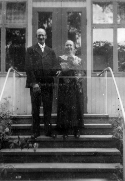 Augusta i "Tutta i Koppen" och Axel Blom  som nygifta.       