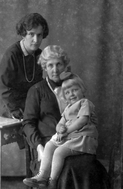 Familjen Höglund
Skandinaviska Banken


Dok.080612/RS