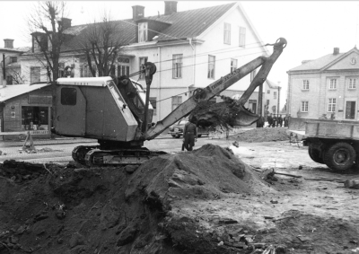 Ählströmska gården är riven och det nya huset vid torget skall byggas 1957-58.   T.E.