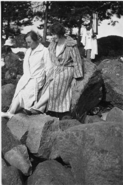 Sigrid Wahlberg och Gudrun Sjögren, Knabbarp

Dok.090630/SJ