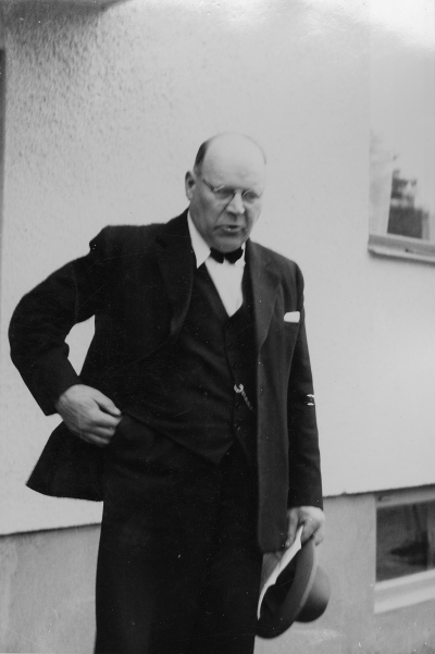 Pensionärshemstyrelsens ordförande Arvid Nilsson redogör för pensionärshemmets tillblivelse. Arborrare Storebro   T.E.