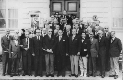 Rotary utanför Stadshotellet.  1. Olof Hammargren, urmakare  2. Evert Holmstrand, rektor 3. Stig Hallberg, bankdirektör  4. Lennart Gertz, rektor  5. Reinhold Kihlström nu U.S.A.  6. Sture Hasslow, häradshövding  7. Carl Nilsson, jägmästare  8. Helge Eriksson, lantbrukare  9. Rickard Karlsson, kamrer  10. Per Dunge, disponent ( Åbro )  11. Rickard Sandström, direktör  12. Ingmar Lundberg, stins 14. Gunnar Karlsson, lantbrukare  15. Areskog, direktör ( Ima )  16. Nils Leufstedt, disponent  17. Carl Olof Winqvist, häradskrivare  assistent  18. Per Wenström, bankdirektör  19. Enock Nygren, apotekare  20. Karl-Erik Malmberg, tandläkare  21. Ivar Beijer, kamrer  22. Karl Malmberg, fabrikör  23. Bengt Hultqvist, arkitekt  24. Enok Ernlid,disponent  25 Gillis Brorsson, disponent  26. Einar Hjort, lLäkare  27. Hilding Karlberg, bilförsäljare ( Volvo )  28. Håkan Andersson, stadsingeniör  29. Torsten Engström, kyrkoherde  30. Vilhelm Wenström, direktör  31 Albin Carlsson, järnhandlare  32. Ragnar Gustavi, adjunkt  33. Rudolf Eklund, K.F. föreståndare  34. Gösta von Wolcker, tandläkare  35. Ingmar Karlsson, redaktör  36. Erik Paulsen, lantmätare  37. S.O. Tegner, sjukhusöverläkare  38. Åke Eckerström, advokat  39. Gunnar Arvidsson, veterinär  40. Elis Barkstam, fotograf.   
