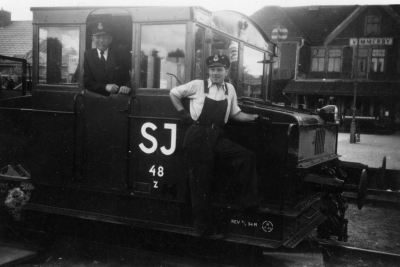 Allan Jonssons egen dokumentation: "Kalle Svensson och Erling Gustavsson, på Vimmerby station på 50-talet".