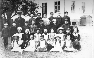 1. Hulda Strömert lärarinna, 2.  3. Helge Gustavsson ( Ruda ), 4. Sven Nyström, 5. Nils Perfect, 6. Einar Pålsson. 7. Staffan Wettermark,  8. Olsson ( Blomsterhult ), 9.  Jansson ( Källvik ), 10. Holmberg,  11.  12. Gustav Strömdahl, 13 .Börje Söderberg, 14.  15.  16.  17. Ebbe Nilsson ( Folke Nilssons son ,) 18. Beda Andersson ( Bladhs eftr. ) 19. Karlsson ( National ) 20. Anna Fjellander ( Åbro ) 21.  22. Eddy Lindblad, 23. Annette Johansson ( Stenbäcken ), 24. Elsa Rundqvist, 25. Karin Andersson ( Anderssons Pensionat ), 26.  27. Eva Jonsson ( trädgårdsmästare Jonsson ) 28. Dagmar Sjöholm, 29. Anna-Lisa Thunberg.