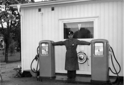 Olof Flender taxichaufför, vid Vimmerby Taxi-station.