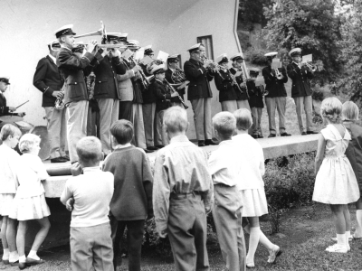 Vimmerby Blåsorkester i Källängsparken, midsommarafton. 1. Lars Carlsson Vimmerby typograf, 
7. Henry Halén Vimerby ordförande i Blåsorkestern rektor 8. Alf Hörberg (11år), 10. Ernst Rundgren Vimmerby musikfanjunkare.  