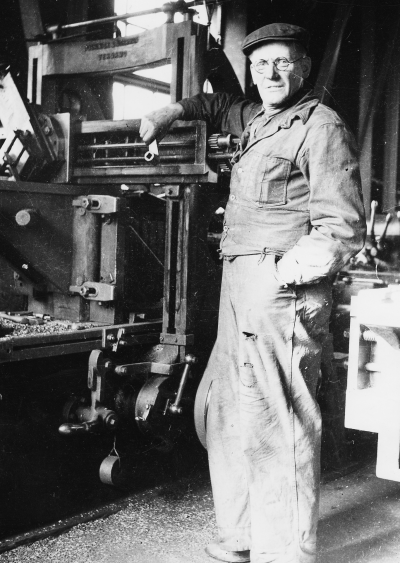 Valfrid Johansson  vid bordshyveln till höger kipphyvel        vid AB. Beijers Motorfabrik. 