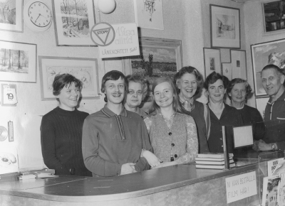 I gamla stadsbiblioteket febr. 1973 Fr.v. 1 Margareta Josefsson, Stadsbibliotekarie, 2 Sture Nilsson, Kanslist, 3 Elsie Eriksson, Biblioteksbiträde, Margreta Sevefalk, Kontorist, 5 Lissie Lindersson, Biblioteksbiträde, 6 Anita Jägerbock, Biblioteksbiträde, 7 Sonja Schill,  Städerska, 8 Thorwald Eriksson, f.d. Stadsbibliotekarie. T.E.