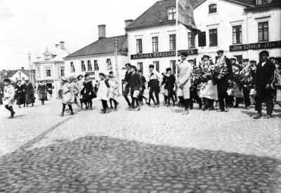 Samskoleklass på torget. 