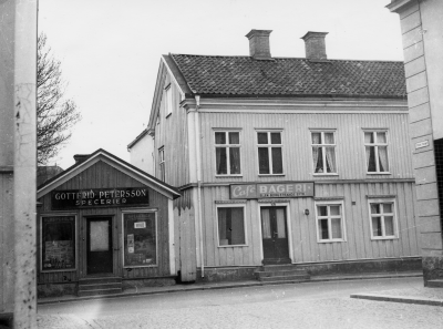 Stångågatan 1950-talet.
Till vänster Gottfrid Peterssons speceriaffär,upphörde 1970. Till höger Borgstrands Cafe och bageri,på innergården fanns Albert Borgstrands skomakeri. 