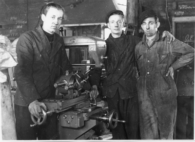 Beijers AB. från vänster  Larsson svarvare, Karl Gunnar Persson reperatör, Enar Tambour  fräsare.           