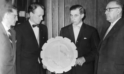 Fyra av  "huvudfigurerna" samlade kring HUF-emblemet vid stämman i Vimmerby i går. Från vänster ses ombudsman Biörn Yseus, Vimmerby, distriktsordföranden Eric Krönmark, Södra Vi, landstingsman Arvid Claesson, Håcksvik, och häradsdomare Thorgny Anckarman, Ukna.       