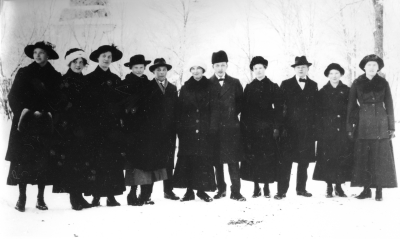 Från vänster, 1. Karin Lilja - Åberg  2. Olivia Gräns ( Österberg )  3. Otilia Österberg  4. Nanna ( Grönkvist ) Malmberg  5. Erik Olsson ( Korv-Olle )  6. Eva Svensson  7. Otto Kastman, affärsbiträde hos Kjell & Fast  8. Elna Axelsson, Södra Vi  9. Axel Leander  10. Emy Karlsson, Södra Vi  11. Anna Andersson, Södra Vi.   