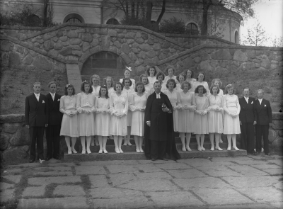 Konfirmation 1946
André Storebro
1. Gun Karlsson Nöjerum 2. Ingrid Johansson 3. Gullbritt Gustafsson 4. Gun Samuelsson 5. Sonja  Nilsson 6. Kerstin Ek