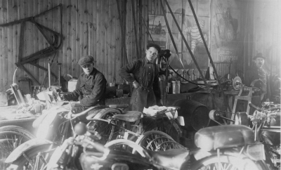 Gottfrid Danielssons cykelverkstad vid Sevedegatan Vimmerby
Från vänster: Thure Lind, Sven och Gottfrid Danielsson