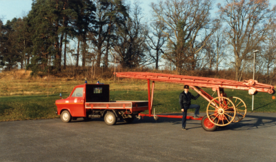 Avbröstbar stege fotograferad vid nya brandstationen. Bil, stege, person