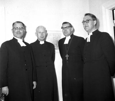 Biskop Askmark och komminister Westholm. Längs t v kyrkoherde Anders Andrae.

Dok.110622/KG