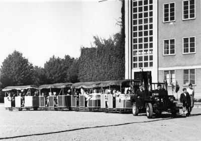 Barnens dag firande
- tåg -

Dok.100525/KG