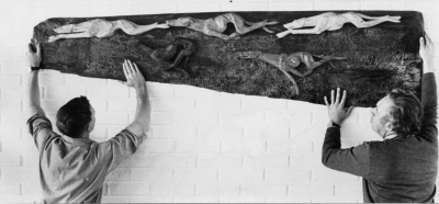 Sevede kommuns gåva till Idrottshallen. Erik Reimhult till höger Till vänster vaktmästaren.  