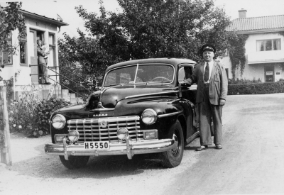 Chaufför Axel Olsson.  Bilen: Dodge 1950-talet     