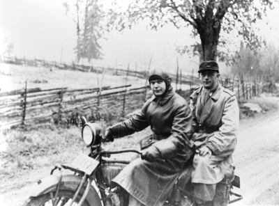 Fr. v. 1. Valborg Blom - Agevik Vennebjörke 2. ?    Okänd