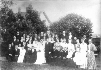 Bröllop i Ragnhildsborg = Ö. Tullportsgatan 19. Sommaren 1906.   1. Nils P. Lundberg, stationskarl  2. Sofia Lundberg, fru  3. Frans Andersson, Grönholm  4. Albertina Andersson, fru  5. A.E. Nyberg, kommunister  6. Albin Karlsson, byggmästare  7. Emil Hultman, byggnadssnickare  8. Emma Hultman, fru Wallnäs 10. Albert Lindgren, snickare Vanstad  11. Hilda Lundgren, fru  12. Kristina Gustafsson, fru  13. F.J. Gustafsson, åkare Bäcksholm  15. Hulda Hemmingsson maka till nr.33   20. Fru Albin Karlsson maka till nr.6  27. Nanny Larsson, Pelarne  28. Elin Gustafsson gift Lundgren dotter till nr. 13  29. Anna Lundberg, dotter till nr.1  30.  Jarl Blomkvist kommunarbetare, Pelarne  31.Sixten Hemmingsson son till nr.33  32. Andersson, Inspektor f.d. Ragnhildsborg  33. P.J. Hemmingsson, nämndeman Hästmosshult  34 Oskar Lundberg, son till nr.1  35. Teodor Gustafsson son till nr.13  36. Karolina Andersson maka till nr.32  37. Hilda Lööf,  fröken Pelarne  38. Moder till nr.36  41. Elin Sand.    Huset = Bäcksholm.      