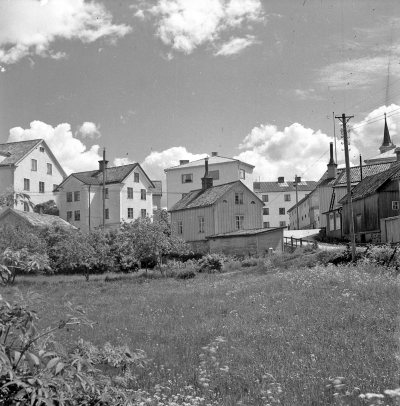 Rönnbärsgatan och Malmen
I dessa hus fanns:  
Kurt Svenssons Revisionsbyrå 
Karlsson på fatets Skomakeri ( Krösabacken )
Thornbergs Foto 
Lindeborgs blomsteraffär 
Västervikstidningen
Slöjdhuset på Drottninggatan
Kalles fiskaffär 
Maja Petterssons garnaffär

Norrtullgatans byggnader sedd från Rönnbärsgatan 1940-talet. Huset kallades "Krösastugan" och backen Rönnbärsgatan kallades "Krösabacken".Hit gick varje år teckninslärarinnan fröken Svenoni samrealskolan, med sina elever som skulle teckna av denna gamla stuga.

Dok.110217/KG