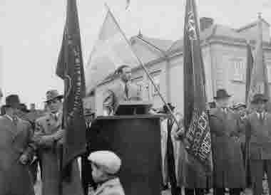 Från vänster  1.  Erik Melander, 2. Yngve Karlsson, 3. Tore Lundgren,ordf. i Arbetarkommun, åren 1909-1971,1:a maj talar på torget.   4. Douglas Wistrand, 5. Nils Alvin den 1 maj.        