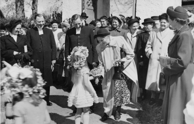 Från den store syföreningsdagen i Pelarne på torsdagen, då cirka 450 personer från Sevede-Tuna läns samt Aspelands kontrakt syföreningar, sykretsar, arbetskretsar och Röda Korskretsar hade mött upp i den gamla vackra kyrkan. På bilden här ovan överräcker en förtjusande liten representant för det unga Pelarne, blommor till biskopinnan Ebba Ysander, medan kyrkoherde Anders Andrae jämte maka, samt stiftadjunkt Gunnar Meijer tittar på.     