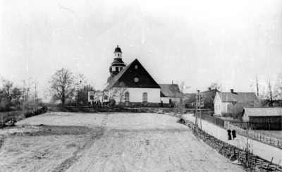 Södra Vi vid sekelskiftet sett från öster. T.E. Den gamla vägen från Sund till kyrkan och kyrkbyn.   Okänd