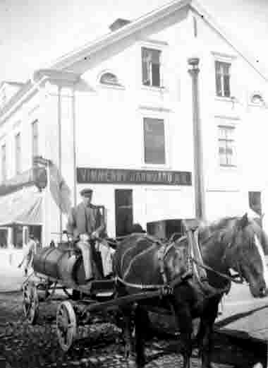 Samuelsson Axel Hörberg vattnar gatorna.  
