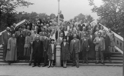 Vykort till Fröken Eva Svensson,Rosenhill Vimmerby . God jul och Gott Nytt år tillönskas av A.  Turisterna i Malmö.    