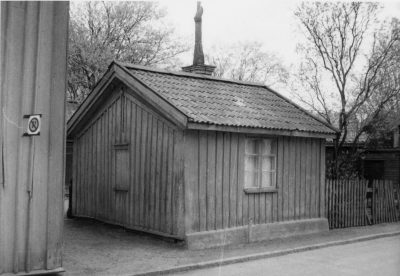 Rönnbärsgatan 1950-talet. T.E.

John Hagman bodde i stora huset och på andra våningen bodde sopåkare Axel Lundberg
I lilla huset bodde " Kacka Mulle " Gustaf Lundberg