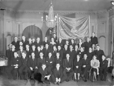 Livsmedelsarbetareförbundets jubileumsfest på Stadshotellet 
Bakre raden från vänster inklusive fanbärare: 1. Ture Karlsson 2. Erik Johansson 3. Tore Widén 4. Stig Andersson 5. Harald Alvin 6. ? 7. ? 8. ? 9.Nils Landholm 10. Valborg Landholm 11. ? 12. ? 13. ? 14. ?
Andra raden från vänster: 15. ? 16. ? 17.? 18. ? 19. ? 20. ? 21. ? 22. ? 23. Ingrid Lindberg 24, Gösta Lindberg 25. Annie Alfredsson 26. Sven Alfredsson 27.Karl - Axel Andersson 28. Helge Karlsson 29. Artur Karlsson 30. ? 31. ? 32. ? 33. "Östorparn " ( Ödestorparn ) 
Tredje raden från vänster: 34. ? 35. Inge Johansson 36.Oskar Eklund 37. Ombudsman från Livsmedelsförbundet i Stockholm 38. Erik Widén 39. Harry Andersson " Riktarn " 40. Ture Adolfsén 41. ? 42. Bertil Johansson 43. ? 44. Wiman från Horn
Sittande på golvet: 45. Gustav Nordén 46. Knut Karlsson

Uppgiftslämnare Gösta Lindberg 2002-07-03

Petter Widén placering okänd 