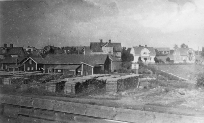 Östra Tullportsgatan sedd från järnvägens kolbrygga 1940-talet. Till vänster Vallnäs,som brann 1974, stora huset i mitten Bäcksholm. Bakom där syns Konrad Johanssons ladugård (Ludvigsborg). Här ligger nu Pensionärshemmet i anslutning till Eken.