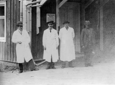 Köttbesiktningsbyrån och personal, från vänster 1. Erik Palmé, veterinär 2. Karl Johan Beijer, varit militär 3. Verner Larsson, bankvaktmästare Svenska Handelsbanken 4. Gustav Lundberg ("Kak"), diversearbetare på denna tomt nu parkeringsplats området kallades Malmen även "Lusknäckarmalmen". 