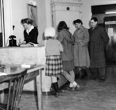 Stadsbiblioteket 1950-talet. Fr.v. 1 Britta Wahlin-Jägerback, 2?, 3?, 4 Olga Gustafsson, 5 Karl Gustafsson. T.E.