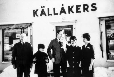 Personalen vid Sven Källåkers affär i Tuna stationssamhälle 1964. Personerna fr.v är Gotthard Johansson, Klaus Winz, Sven Källåker, Monica Green och Anne-Marie Johansson

Reprofoto
