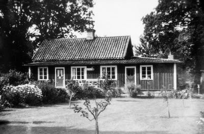 Fastigheten Källsberg i Össebo i Tuna socken där det fanns affärsrörelse i många år.

Reprofoto
