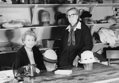 Hattaffären Hanna Dahls efterträdare. Storgatan
Expedit eller ägare: Thyra Gustafsson och fröken Stråhle.
Uppgiftslämnare: Cirkel Eken/Elsy Nilsson.
Tyvärr, detta är (nog) fel. Ska vara Britta Bälter till vänster och (mamman) affärsinnehavaren Astrid Bälter Olsson till höger. Se annan dokumentation, sök på Bälter.
GG

Dok.090127/SJ