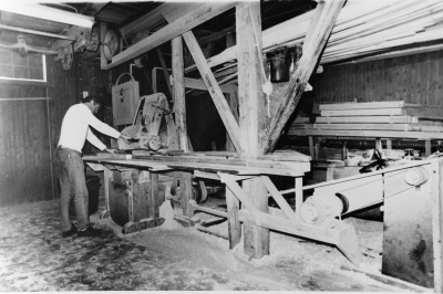 Dokumentationsfotografering av tillverkningsprocessen på Snickargården.
Vårvintern 1988
Tillverkning av fransk pardörr.
Avbildade personer:
Tönnes Andersson
Bernth Ericsson
Lillan Ericsson
Alvar Andersson
Bildmaterialet användes senare till en skärmutställning om Snickargården som visades på Vimmerby Bibliotek