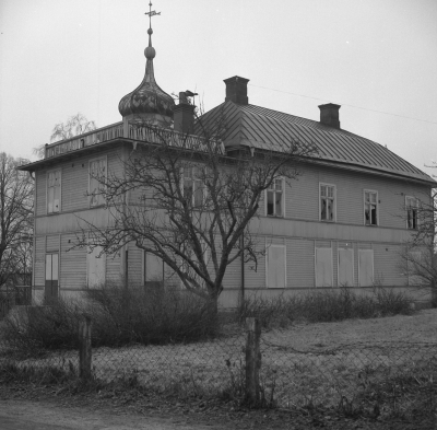 Ringvägen

Dok.110512/KG

Ringvägen 19 1974 Högalid vid hörnet av Ringvägen och Västra Skolgatan inköpt av V-by stad i slutet av 1960-talet. (Bilden visar norra sidan av huset.) Tidigare ägare var Alma Svensson (Granen 10). T.E