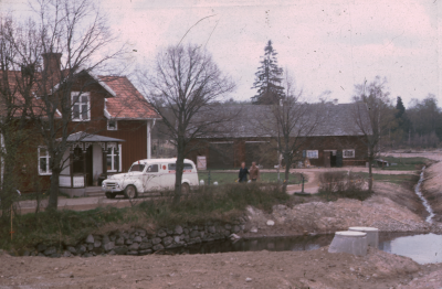 Hus ladugård nybyggd väg  (vid korsningen Lundgatan/ Älåkragatan)

090520/KG