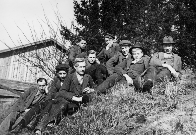 Arbetare vid Ståhls möbelfabrik. 1. John Eriksson, Polerare  2. Erik Svanberg Möbelsnickare  3. Valdemar Johansson Möbelsnickare  4. Teodor Gustavsson M.  snickare  5. Einar Johansson M. snickare  6. Willy Karlsson, M.snickare  7. Sven Ericsson  8. Harry Karlsson, Snickare  9. Axel Rundqvist M.snickare  