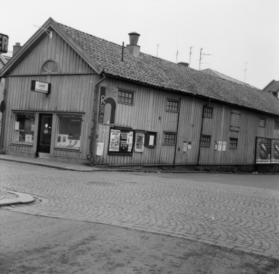 A B F Expedition  
Drottninggatan / Rönnbärsgatan
Tidigare Gunnar Johanssons spannmålsaffär, i början av 1950-talet Landholms fiskaffär (Uppgift PRO´s bildcirkel)

Dok.100603/KG 