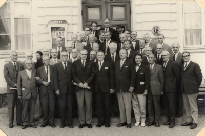 Vimmerby Rotary klubb. 1. Torsten Engström, kyrkoherde 2. Wilhelm Wenström, direktör 3. Albin Carlsson, direktör, 4. Ragnar Gustavii, läroverksadjunkt 5. Rudolf Eklund, direktör 6. Gösta von Wolcher, tandläkare 7. Bengt Hultqvist, byggnadsingenjör 8. Ingemar Karlsson, chefsredaktör 9. Enock Ernlid, disponent 10. Eric Paulsen, lantmätare 11. Gillis Brorsson, direktör 12. Sven-Olof Tegner, läkare 13. Einar Hjort, provisalläkare 14. Åke Eckerström, advokat 15. Hilding Karlsberg, ingenjör 16. Gunnar Arfwedsson, veterinär 17. Håkan Andersson, stadsingenjör 18. Elis Barkstam, hovfotograf 19. Per Wenström, bankdirektör 20. Enock Nygren, apotekare 21. Carl-Erik Malmberg, tandläkare 22. Ivar Beijer, kamrer 23. Karl Malmberg, fabrikör 24. Lennart Gertz, rektor 25. Gösta Huitfeldt, ingenjör 26. Sture Hasslow, häradshövdning 27. Karl Nilsson, jägmästare 28. Karl-Olov Hammargren, urmakare 29. Helge Eriksson, lantbrukare 30. Evert Holmstrand, rektor 31. Richard Karlsson, kamrer 32. Per Dunge, disponent 33. Lundberg, stins 34. Richard Sandström, direktör 35. Gunnar Carlsson, häradsdomare 36. C.O. Areskoug, direktör 37. Nils Leufstedt, disponent 38.Carl-O Winqvist, revisor 39. S. Olsson, bankdirektör.  