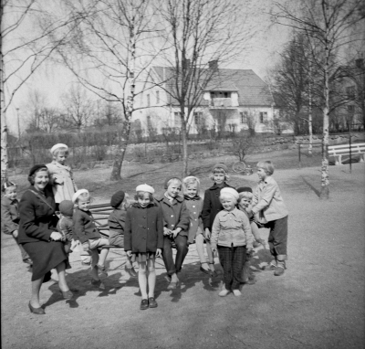 Husmodersföreningen hade parklek i Kungsparken. Ledare Eira Karlsson. Barn fr v nr 5 Bertil Karlsson - Wetorp, Eva Rosell flickan i givakt, 8 Lise-Lott (Träff) Rundberg, 9 Ingastina (Jönsson) Engström, 10 Ingegerd (Jönsson) Andersson, 11 Birgitta Lind, 12 Margareta Röön

Dok.110222/KG