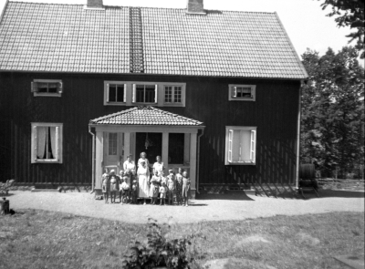 Barnhemmet, Krön
"Meddelande
På förekommen anledning får jag härmed bedja de lantbrukare, som på hösten 1927 skänkte en del timmerstockar för uppförande av barnhemsbyggnaden i Vennebjörke, vända sig till mig före den 15 april för utfående av den ersättning, vartill de kunna anse sig vara berättigade. Då jag ej vet om barnhemmets verksamhet kommer att fortsätta efter detta års utgång, vill jag hava klarhet i denna sak. Vimmerby den 21 mars 1940. Mimmi Ingeström"
Vimmerby Tidning 20/3 1940



Dok.080214/RS